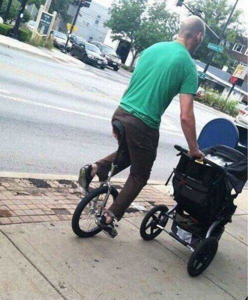 Папа на прогулке с малышом 