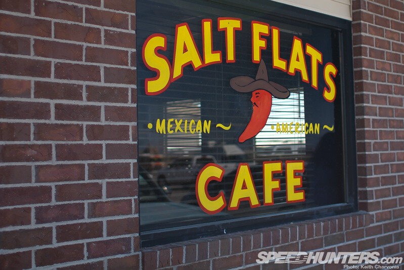 На заправке есть небольшое кафе, которое всегда забито зрителями и сотрудниками гоночных команд.