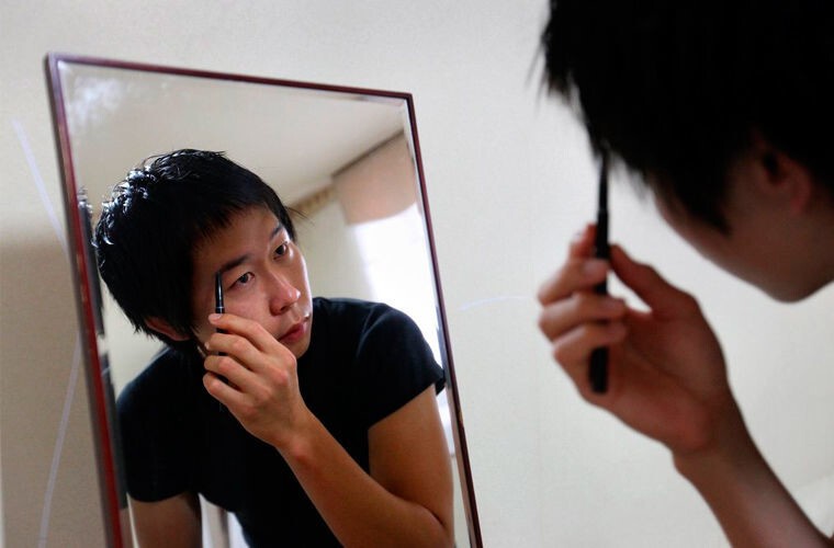 Корейские мужчины делают макияж