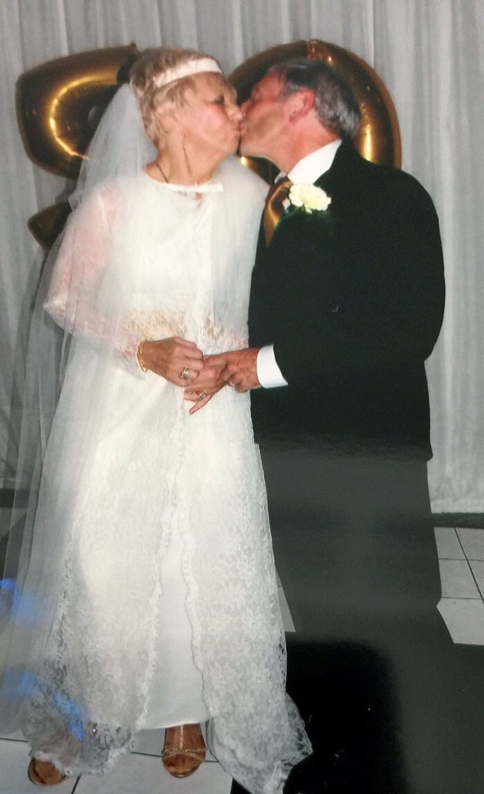 Пожилая пара отпраздновала 50-летие свадьбы, надев те же наряды, что и в 1966 году  