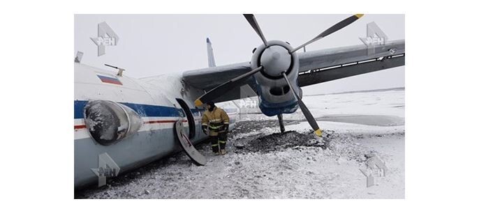 Пассажирский самолет со сломанным шасси сел "на брюхо" в Якутии