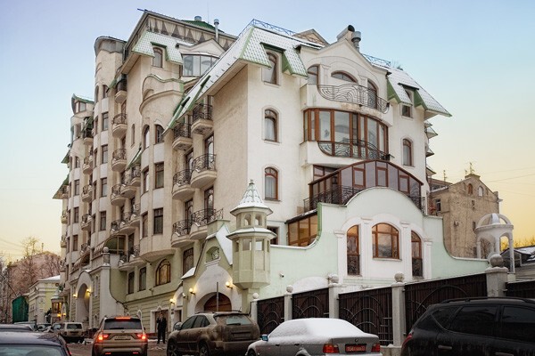 Элитный жилой дом на 15 квартир в Сеченовском переулке. Построен в 2003 году.