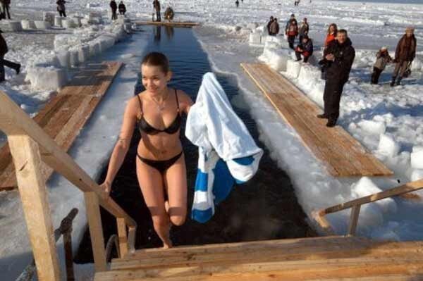 Пришла зима и в России начинается купальный сезон