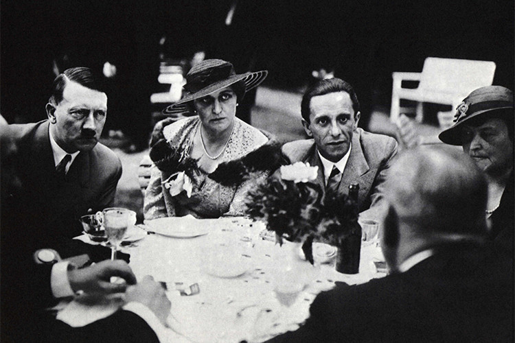 Гитлер с Геббельсом и его женой Магдой