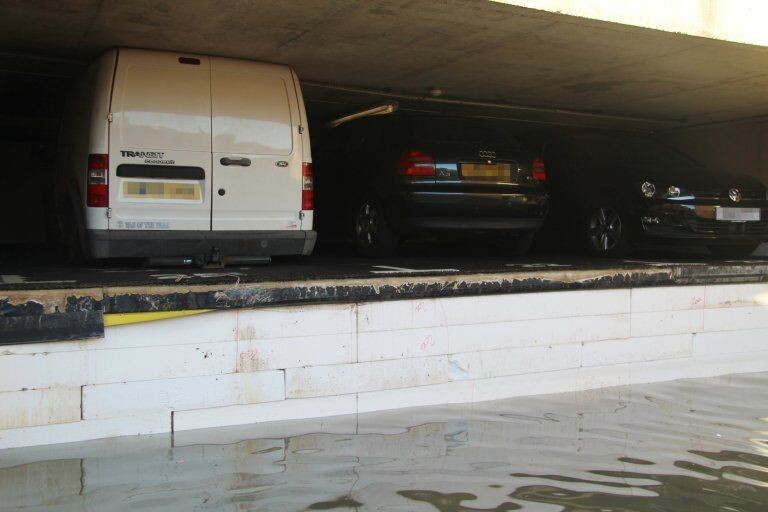 Из-за потопа на парковке машины прижало к потолку