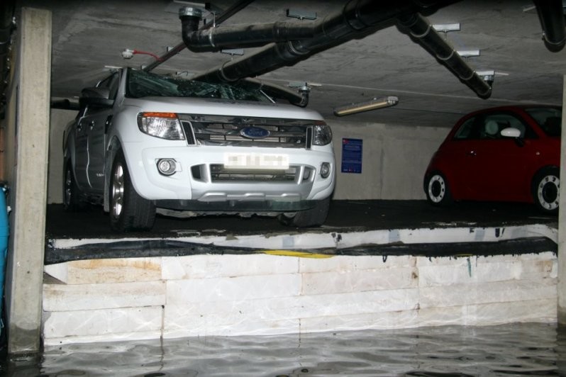 Из-за потопа на парковке машины прижало к потолку