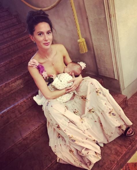 Жена миллионера Бена Голдсмита кормит грудью свою дочь в платье Gucci за £ 3,780