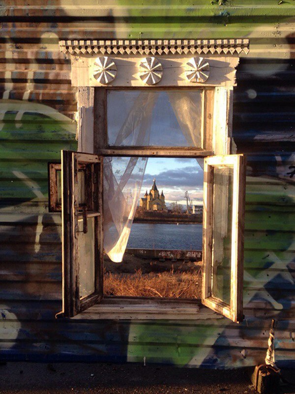 Вставили окно в синий строительный забор на нижегородской набережной