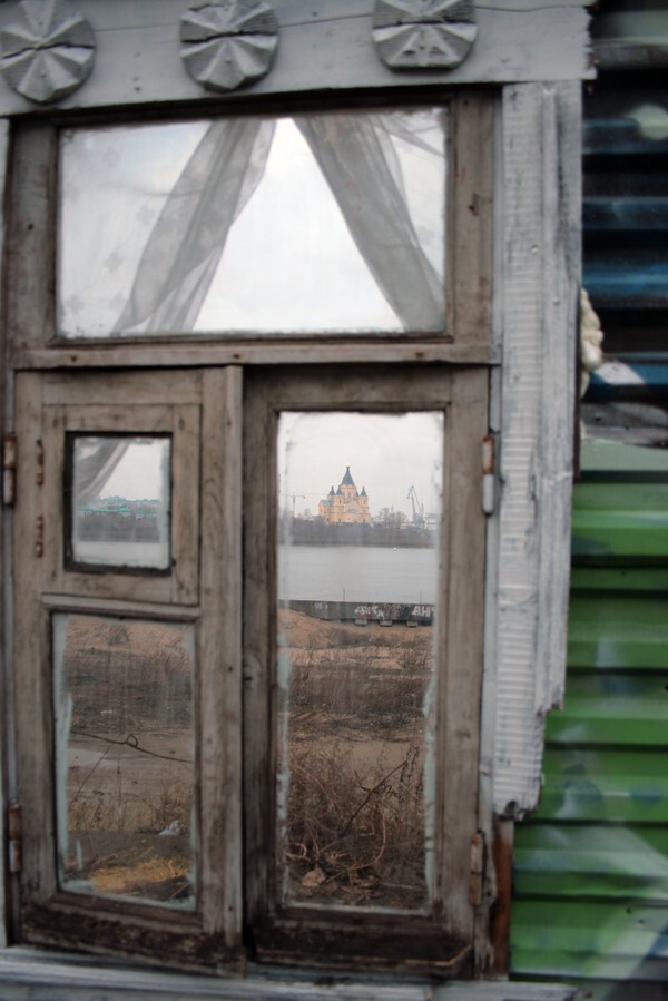 Вставили окно в синий строительный забор на нижегородской набережной