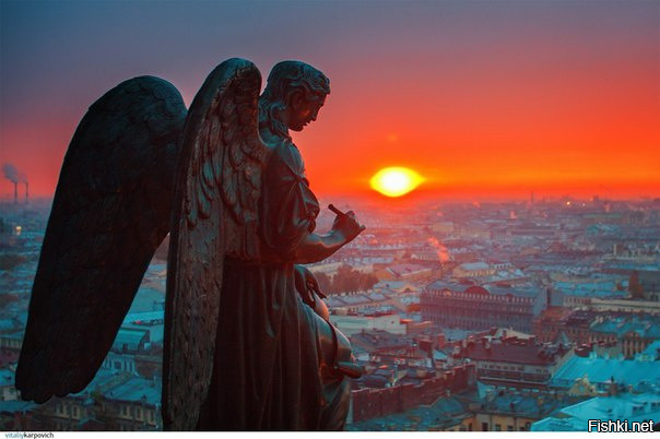 Ангел Исаакиевского собора в рассвет над Петербургом, Россия