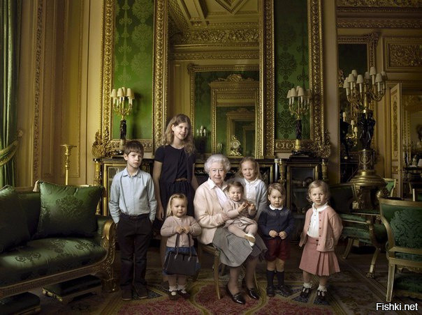 Фото 90-летней Елизаветы II с внуками и правнуками растрогало мир