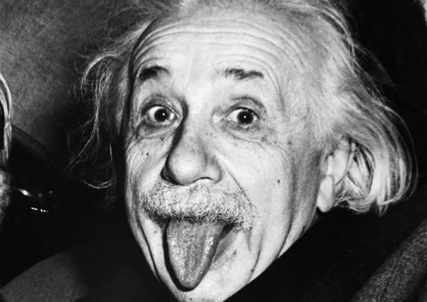 Почему Эйнштейн показал язык?