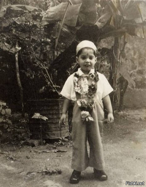 Фредди Меркьюри на свой 4-й день рождения в молитвенной шапочке и с традицион...