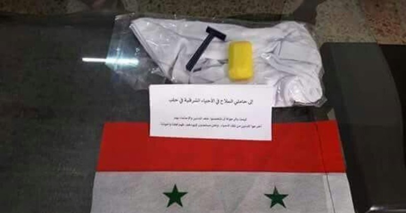 Власти Сирии сбрасывают флаги и одноразовые бритвы для боевиков в Алеппо