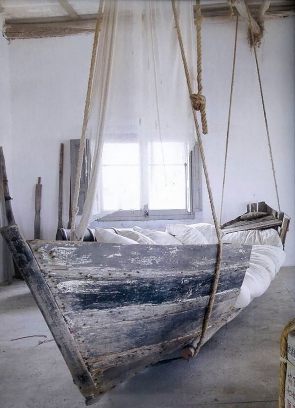 Из старой лодки получится дизайнерская кровать