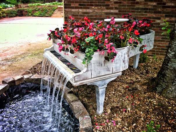 Хит садового дизайна: фонтан из старого пианино