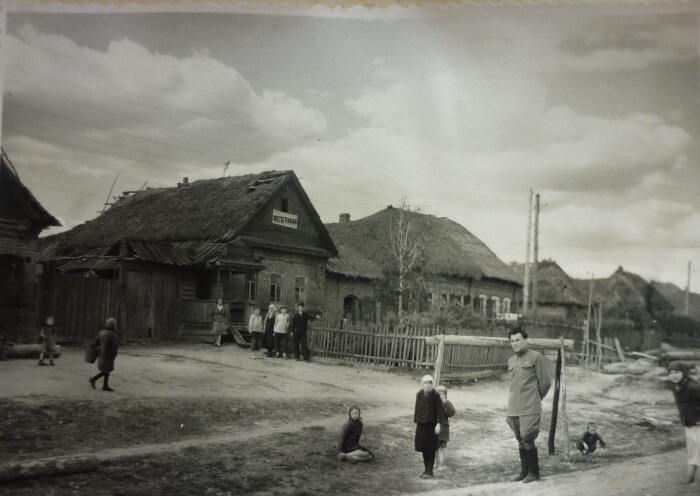 Управляющий колхозом с односельчанами.