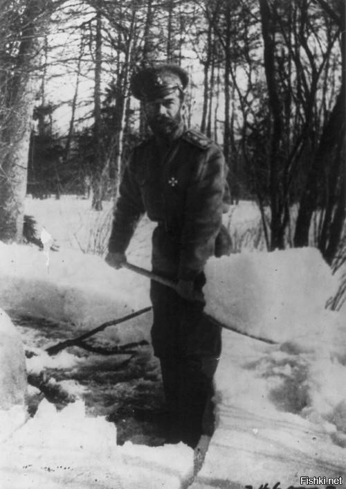 Император Николай II чистит снег в Царском селе