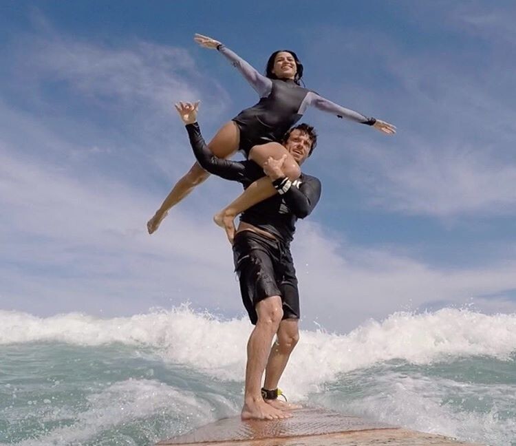 Этой паре помогает улучшить взаимоотношения тандем-серфинг 