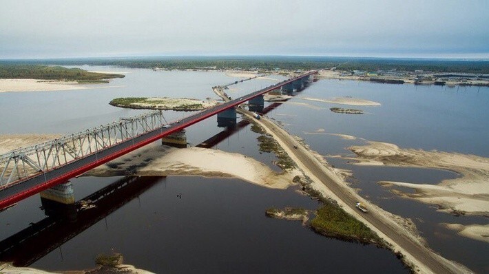 Автомобильный мост «Победа». Сдана в эксплуатацию автомобильная часть моста через р.Надым. Его длина 1334 метра. Весь надымский мост оценивается в 14,5 млрд. рублей. 