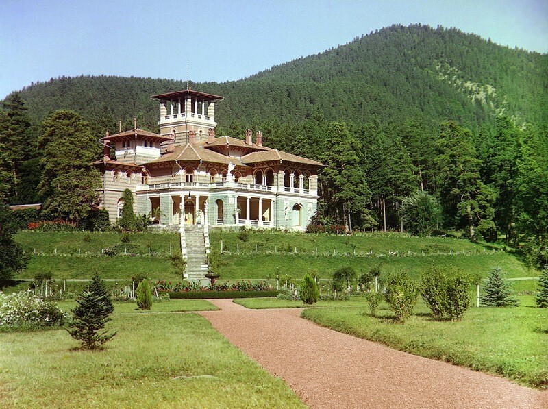  Спасибо Прокудину-Горскому за великолепное цветное фото дворца, сделанное в начале XX века.