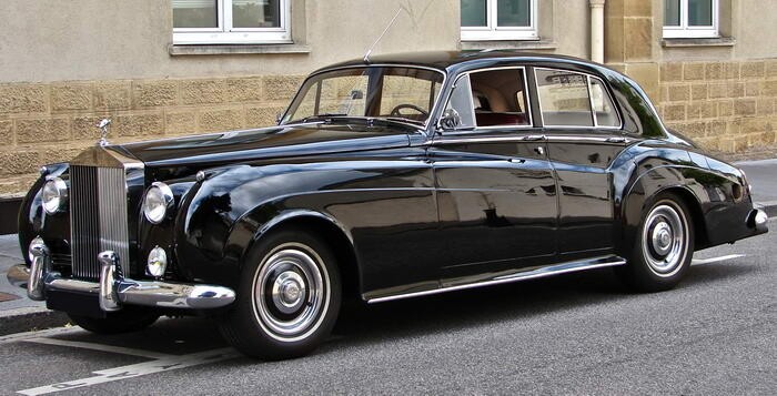 10. Rolls Royce Silver Cloud II – «Вид на убийство».