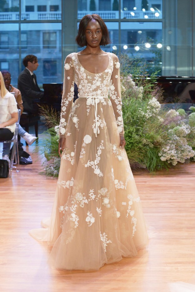 21. Модная тенденция:  свадебное платье от Monique Lhuillier с 3-D цветами