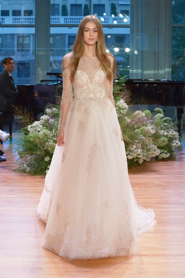 4. Персиковое платье от Monique Lhuillier с элегантными длинными рукавами.