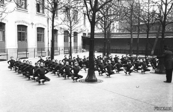 Урок физкультуры в школьном дворе, 1900-е