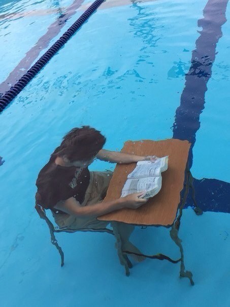 Ученик под водой 