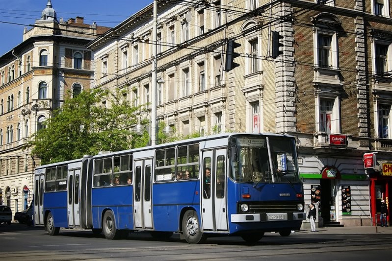 Ikarus-280 по-прежнему нетрудно встретить даже в самом центре города: старые машины не ссылают на окраины, с глаз долой