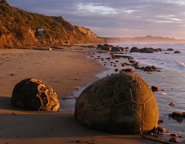 10. Валуны Моераки (Moeraki Boulders).