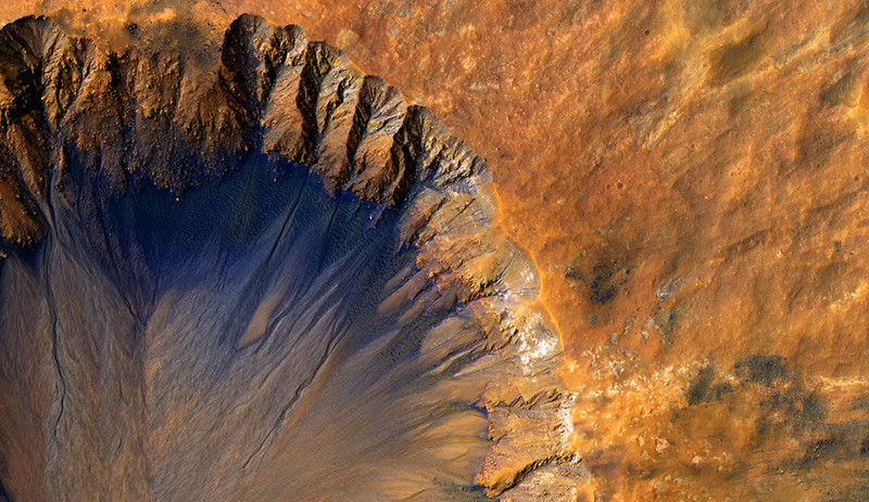 Свежий кратер возле борозд Сирен на Марсе. 