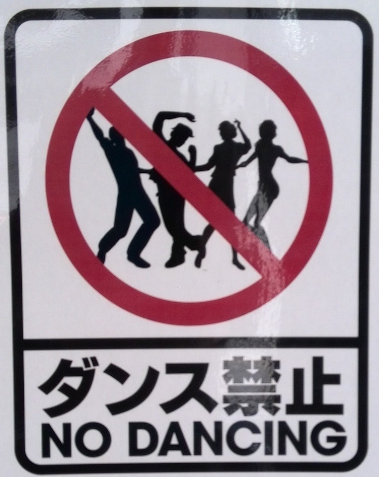 10. Запрет на танцы в клубах после полуночи