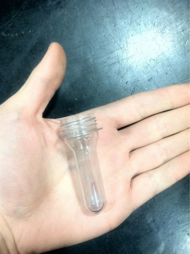 3. Пластиковая бутылка до того, как ее наполнят сжатым воздухом 
