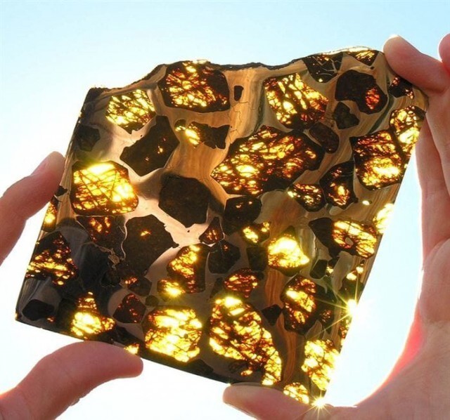 12. Метеорит Фукан (палласит, разновидность каменно-железного метеорита), найденный вблизи г. Фукан, Китай в 2000 году 