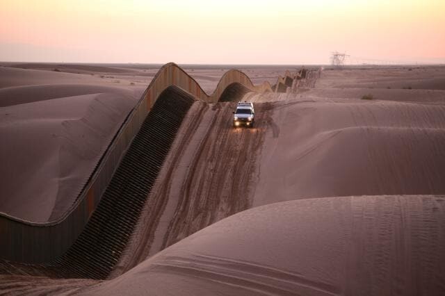 18. Американо-мексиканская граница в песчаных дюнах Альгодон 