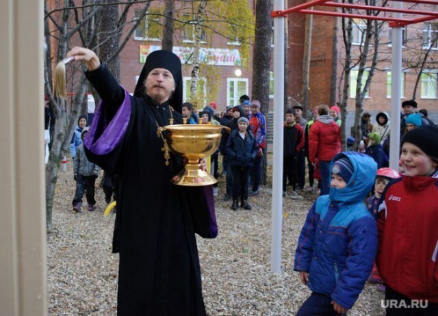 В Екатеринбурге священнослужитель построил 7-этажную школу на деньги прихожан