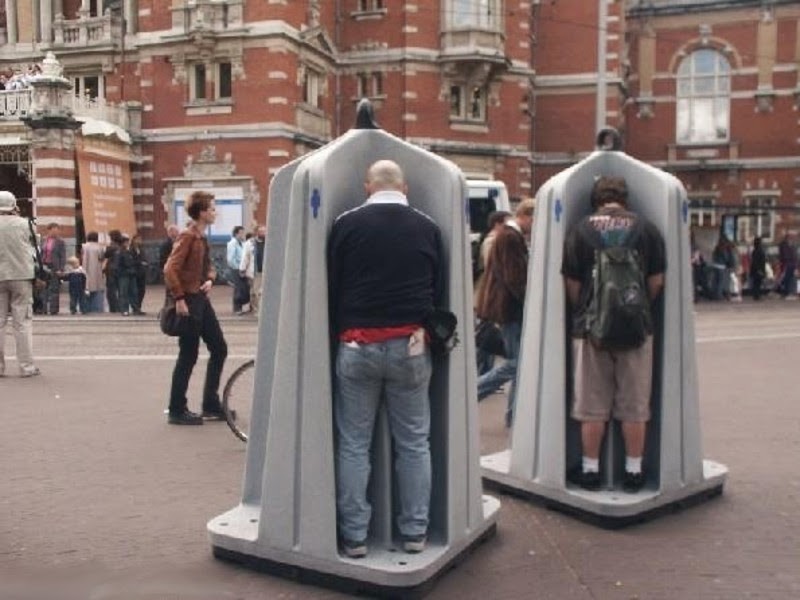 В Москве разгорается скандал из-за открытых уличных туалетов для мужчин