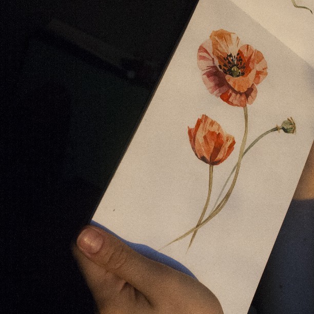 Тату-мастер наносит рисунки с помощью цветов