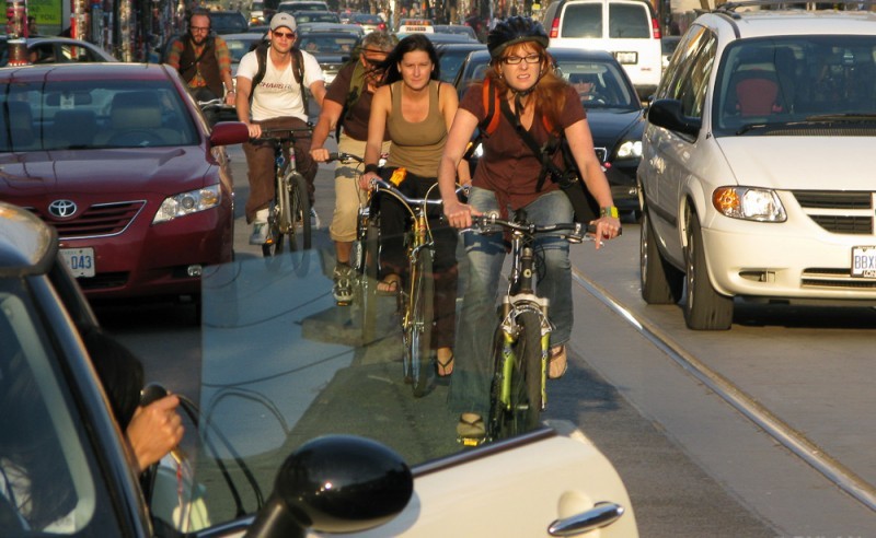 И все же велосипедный транспорт по-прежнему остается травмоопасным. Тысячи велосипедистов ежегодно попадают в больницу из-за невнимательности автолюбителей.