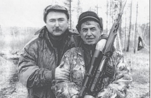 Прокурор Владимир Фалилев (слева) Миша Магомед (справа) на охоте