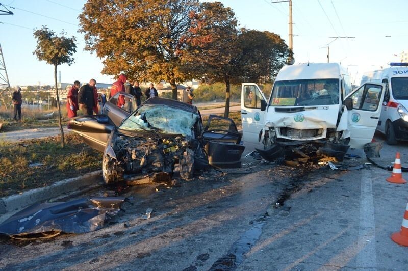 В Севастополе на улице Руднева Mazda врезалась в маршрутку