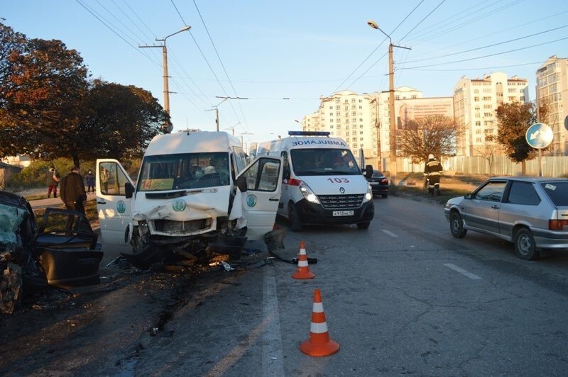 В Севастополе на улице Руднева Mazda врезалась в маршрутку