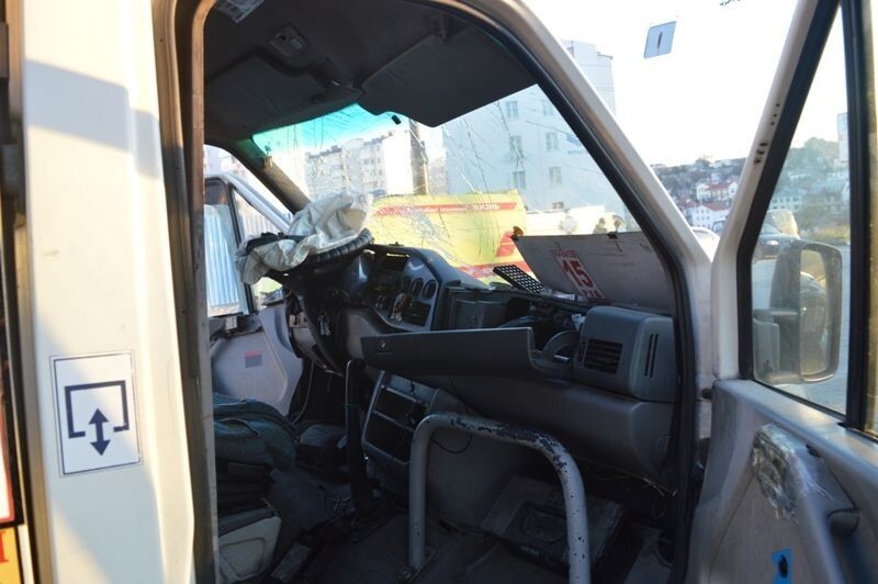 В Севастополе на улице Руднева Mazda врезалась в маршрутку