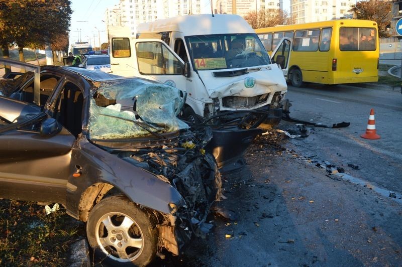 В Севастополе на улице Руднева Mazda врезалась в маршрутку