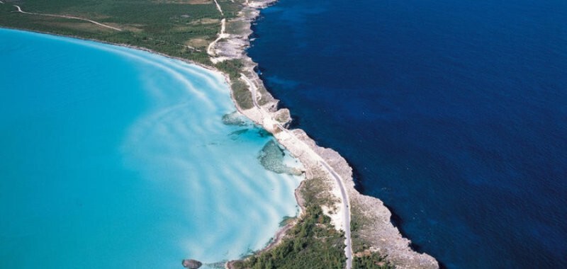 Контраст между водами Карибского моря и Атлантического океана.