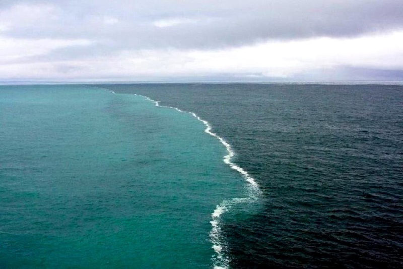 Граница между водами Атлантики и Арктики.
