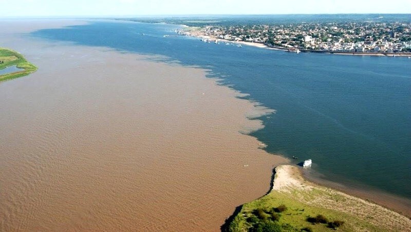 Река Рио-Негро впадает в Амазонку возле бразильского города Манаус.