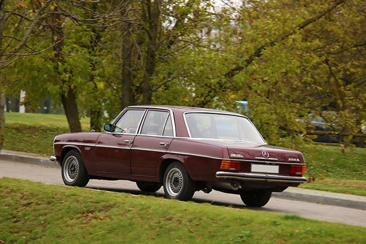 Бизнес-класс 70-х: тест-драйв Mercedes-Benz W115